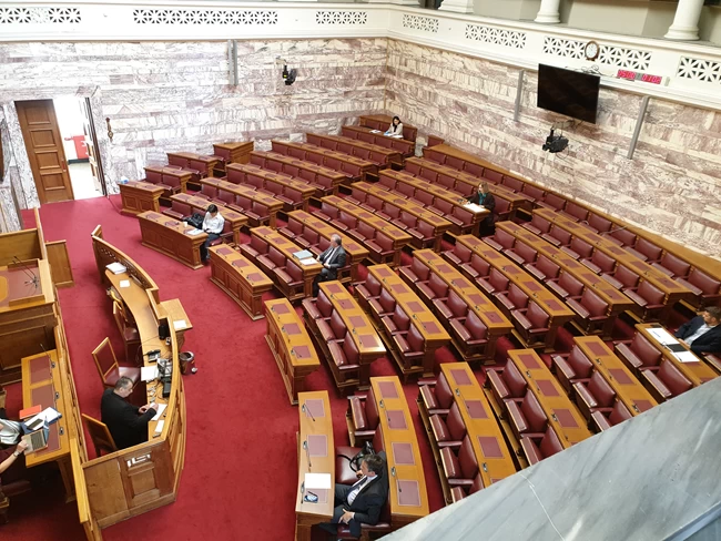 Πρωτοφανές: Βουλευτές με γάντια και... σε απόσταση σε συνεδρίαση της Βουλής λόγω κορονοϊού