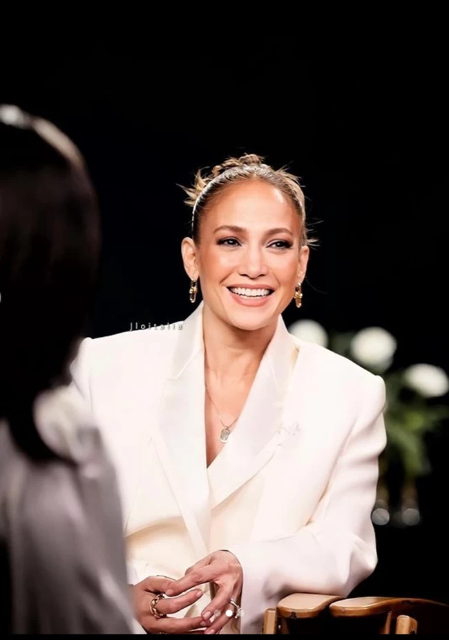 Business chic: Η λαμπερή εμφάνιση της Λόπεζ με total white look και η παραφωνία