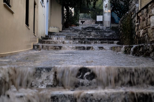 Καιρός: Συνεχίζεται και το Σάββατο η κακοκαιρία - Βροχές και καταιγίδες