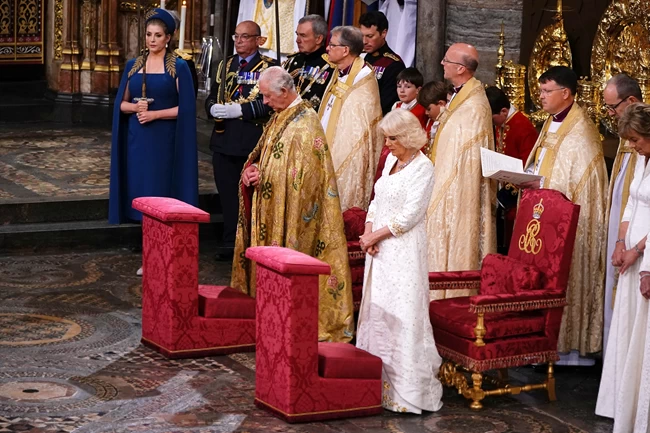 "Είναι ώρα να παραιτηθείς": Λαϊκή απαίτηση να αποχωρήσει από τον θρόνο ο Κάρολος - "Δώσε το στέμμα στον Γουίλιαμ"