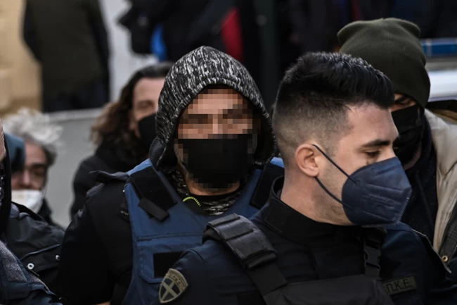 Ξυλοδαρμός στην Αργυρούπολη: Οι πρώτες εικόνες του 46χρονου νταή στον ανακριτή - Εκκληση για αίμα για την 40χρονη