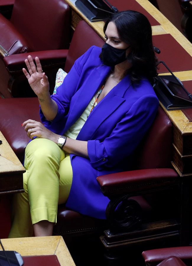 Νόνη Δούνια - Νάντια Γιαννακοπούλου: Στη Βουλή με κομψά look στα χρώματα της Ουκρανίας