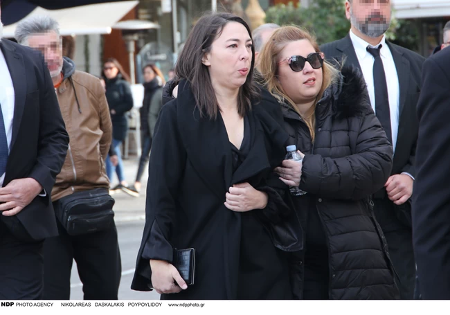 Κηδεία Κώστα Βουτσά: Συντετριμμένοι οι συγγενείς του - Υποβασταζόμενη η σύζυγός του