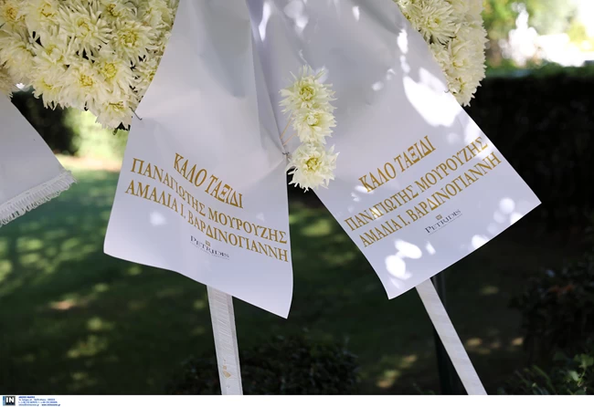 Κηδεία Γιάννη Πουλόπουλου: Σε κλίμα οδύνης το τελευταίο αντίο στον μεγάλο ερμηνευτή [Εικόνες]