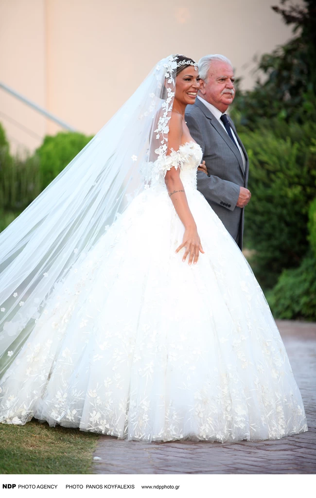 Ελένη Χατζίδου: Το princess ρομαντικό νυφικό και οι λεπτομέρειες του bridal look της