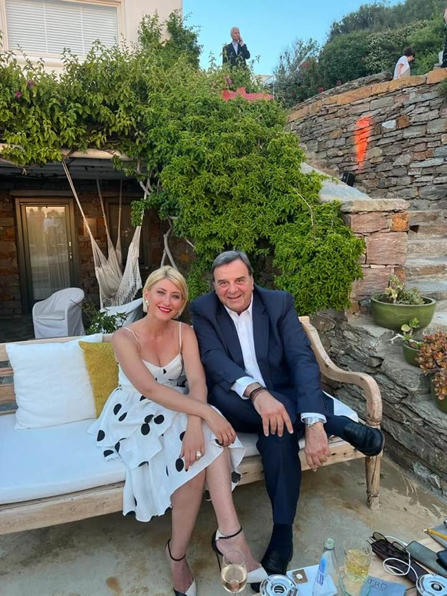 Γάμος στην Τζια για την οικογένεια Μητσοτάκη - Ποιοι έδωσαν το παρών... |  People & Style Ειδήσεις