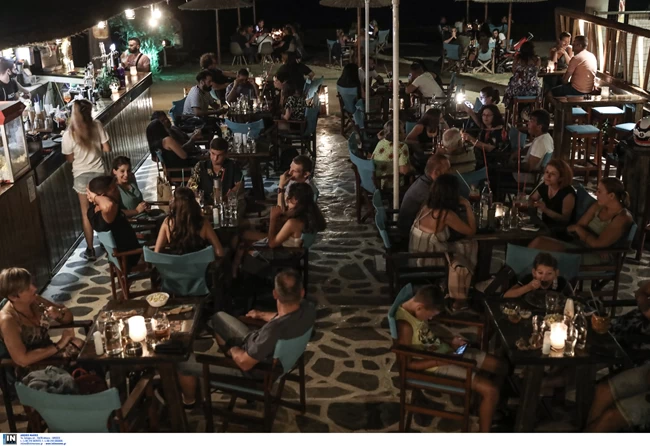 Βήματα προς την κανονικότητα: Εστίαση μετά μουσικής, από 1η Ιουλίου χωρίς ωράριο – Τι αλλάζει για σινεμά, συναυλίες, δεξιώσεις