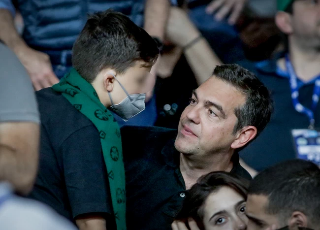 Τελικός Κυπέλλου: Στο ΟΑΚΑ με τους γιους του ο Τσίπρας - Πολιτικοί και ηθοποιοί που βρέθηκαν στις εξέδρες [εικόνες]