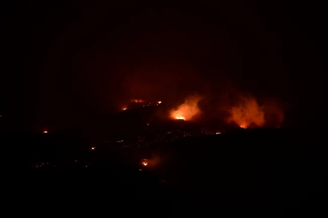 Φωτιά στη Σαρωνίδα: Συνεχείς αναζωπυρώσεις, δεν πρέπει να φύγει προς Ανάβυσσο - Το "στοίχημα" Ελλήνων και Ρουμάνων