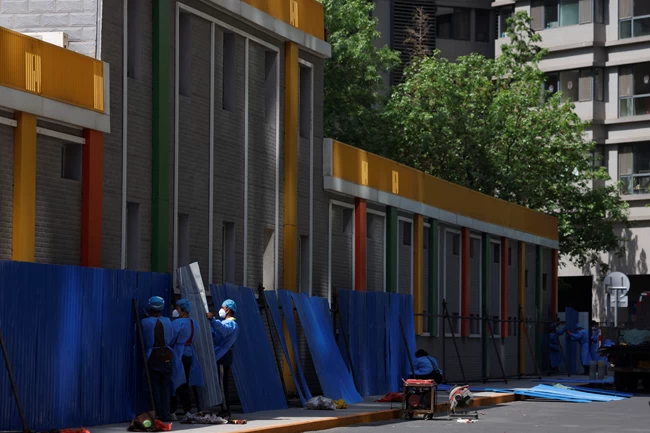 Πεκίνο: Αυστηρότερα μέτρα για να μη γίνει η πόλη "Σανγκάη" - Στήνονται οδοφράγματα, κλείνουν δεκάδες σταθμοί του Μετρό [Εικόνες]