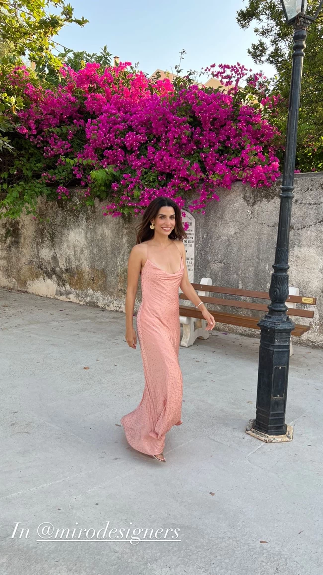Η Τόνια Σωτηροπούλου έλαμψε σε γάμο: Με ροζ, μακρύ slip dress και μοναδικά κοσμήματα [εικόνες]
