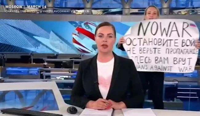 Μαρίνα Οβσιανίκοβα: Διαμαρτυρήθηκε live στη ρώσικη τηλεόραση και τώρα... αγνοείται - Το πρόσωπο της αντίστασης