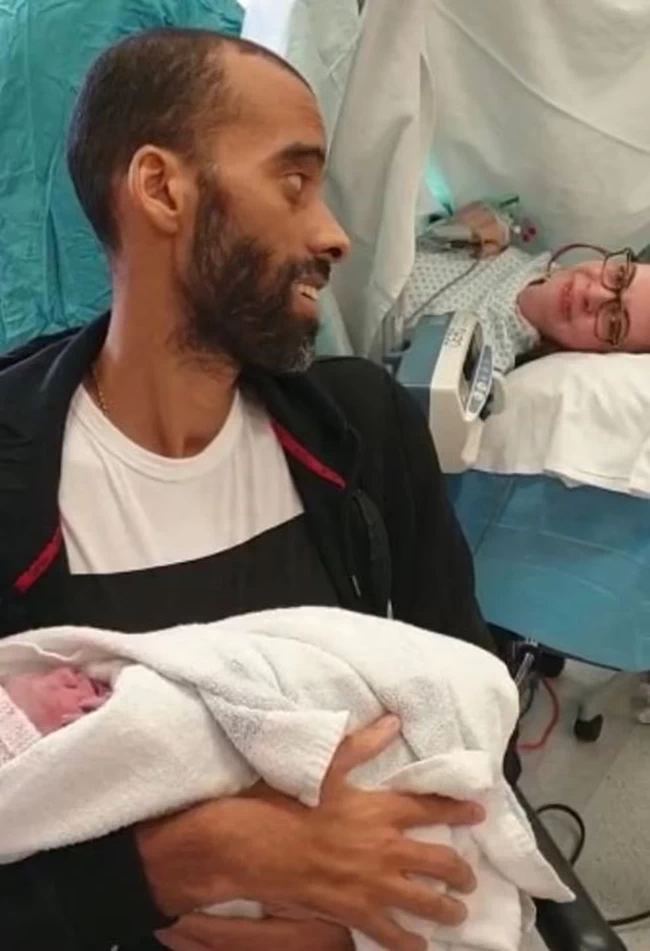 Γέννησε νωρίτερα για να προλάβει ο καρκινοπαθής σύντροφός της να αγκαλιάσει την κόρη τους - Ο γολγοθάς που ακολούθησε