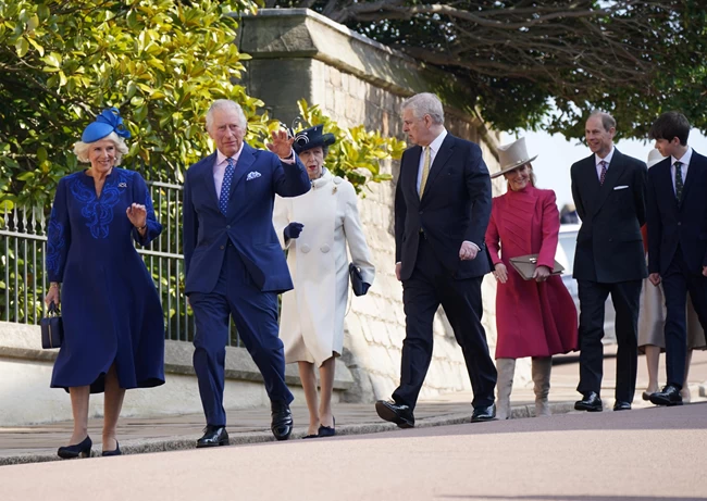 Το royal dress code της Κυριακής του Πάσχα: H υποχρέωση να φορέσουν royal blue και ροζ - Ποια ήταν η εξαίρεση
