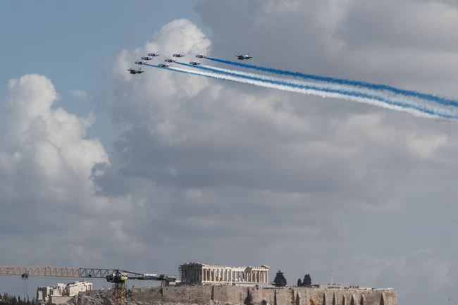 Τα Rafale σχημάτισαν την γαλανόλευκη πάνω από την Ακρόπολη - Εντυπωσιακές εικόνες