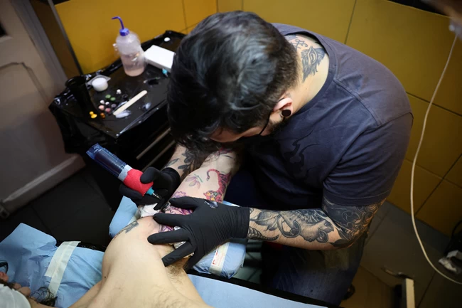 Τατουάζ: Τα πάνω κάτω φέρνει νέα ευρωπαϊκή οδηγία που απαγορεύει κωδικούς μελανιών - Τι λένε tattoo artists