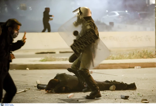 Χούλιγκαν 22 χρονών έχει συλληφθεί και κατηγορείται για απόπειρα δολοφονίας του αστυνομικού στη Νέα Σμύρνη