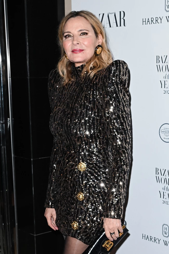 Κιμ Κατράλ: Ντύθηκε Σαμάνθα Τζόουνς και έκανε μια σπάνια εμφάνιση με τον γοητευτικό σύντροφό της