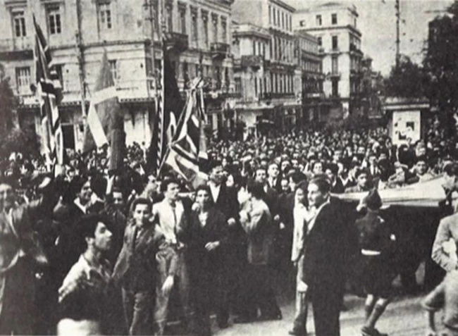 Σαν σήμερα: 77 χρόνια από την απελευθέρωση της Αθήνας - Έπαρση της σημαίας στην Ακρόπολη