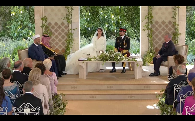 Royal νύφη με φλατ παπούτσια: Τα δύο νυφικά, το πριγκιπικό Dolce Gabbana και ο λόγος που φόρεσε φλατ γοβάκια