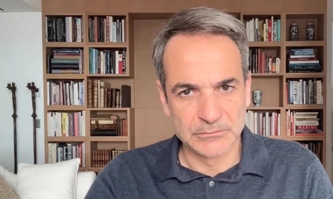 Γιατί ο Μητσοτάκης έκανε δήλωση σε στιλ... Μακρόν: Αξύριστος, casual και με κορονοϊό