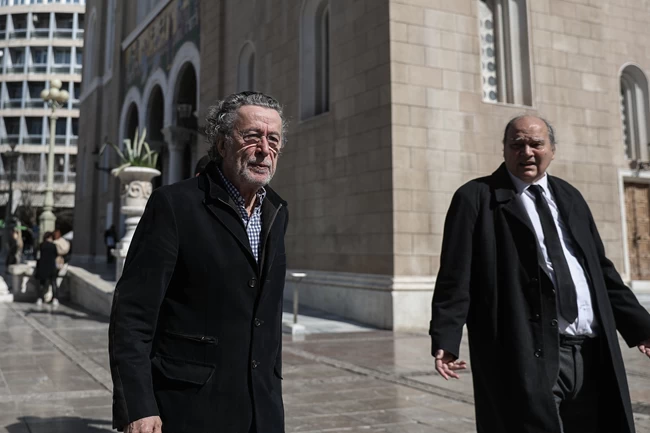 Σε εξέλιξη το λαϊκό προσκύνημα για τον Κώστα Βουτσά