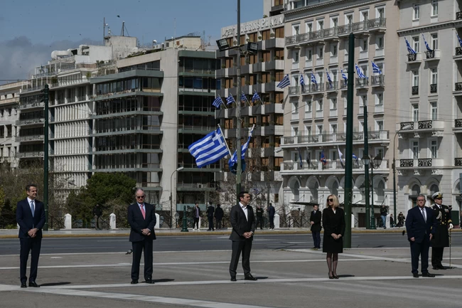 Κορονοϊός: Σε απόσταση ενός μέτρου ο πρωθυπουργός και οι πολιτικοί αρχηγοί στην τελετή στο Σύνταγμα