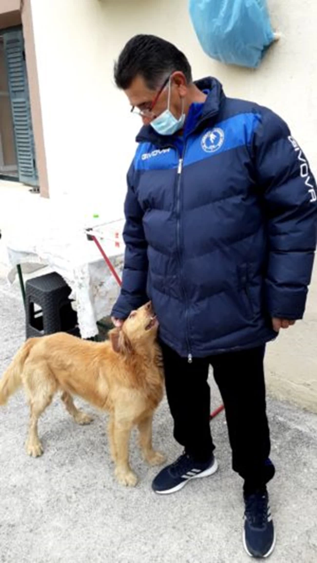 Σεισμός Ελασσόνας: Αλεξ, ο σκύλος "φύλακας άγγελος" έσωσε οικογένεια - Τους τράβαγε από το πόδι και τους έβγαλε από το σπίτι