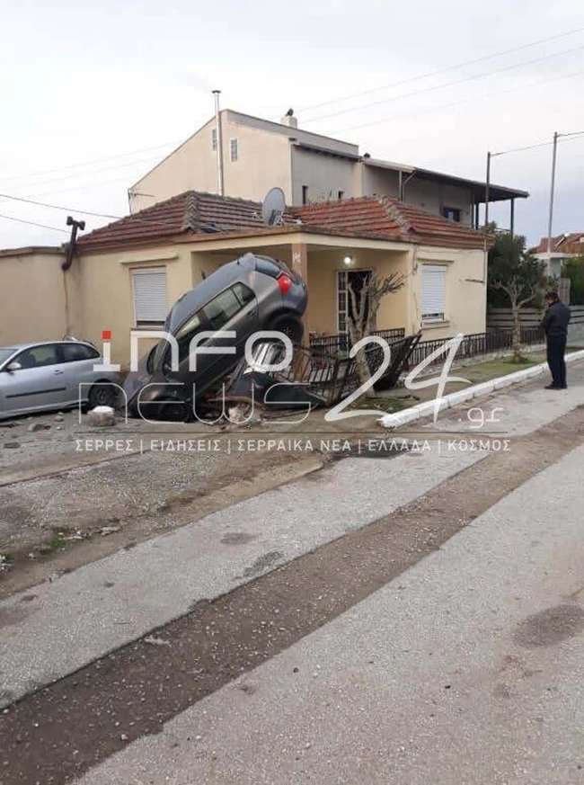 Σέρρες: Απίστευτο τροχαίο - Αυτοκίνητο κρεμάστηκε σε φράχτη  [εικόνα]