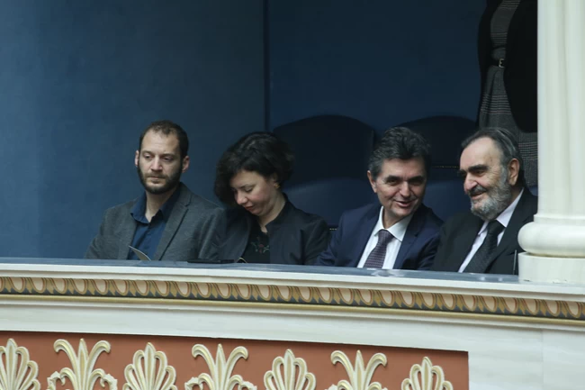 Ο σύντροφος της Κατερίνας Σακελλαροπούλου στα θεωρεία της Βουλής για την ορκωμοσία