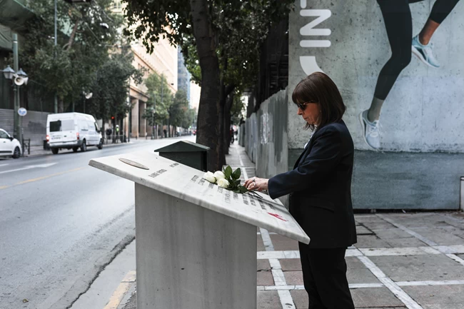 Η Σακελλαροπούλου στο μνημείο των θυμάτων της Marfin, δώδεκα χρόνια μετά την τραγωδία [εικόνες]