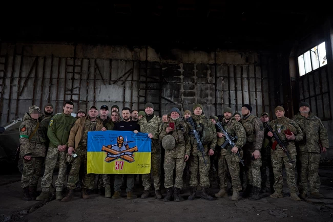 Ουκρανία: Επίσκεψη Ζελένσκι στο Μπαχμούτ - Έβγαλε σέλφι με στρατιώτες στην πρώτη γραμμή του μετώπου [εικόνες]