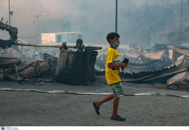 Φωτιά στη Μόρια: Με τρεις πτήσεις τσάρτερ στη Β. Ελλάδα τα ασυνόδευτα παιδιά