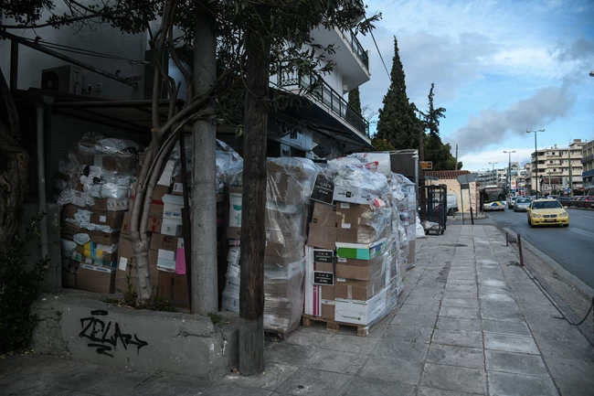 Κούριερ: Τι συμβαίνει τελικά με τις αποστολές; Χιλιάδες πακέτα εν αναμονή - Τι λένε εταιρείες και διανομείς