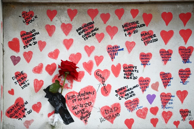Λονδίνο: Συγκλονιστικός "τοίχος μνήμης" 500 μέτρων με καρδιές και ονόματα χιλιάδων νεκρών του κορονοϊού [εικόνες]