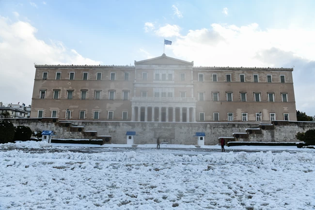 Αθήνα: Η επόμενη μέρα από το πέρασμα της "Ελπίδας" - Στα λευκά η πλατεία Συντάγματος [εικόνες]