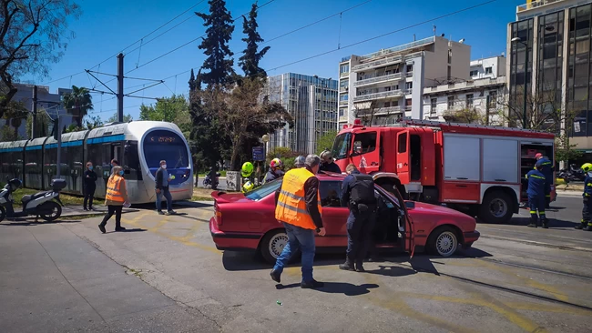 Σύγκρουση Ι.Χ. με τραμ στην Καλλιρρόης