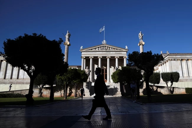 ΔΝΤ: Ανάπτυξη 3,3% το 2021 - Βιώσιμο το ελληνικό χρέος - Συστάσεις για κόκκινα δάνεια και δημόσιο