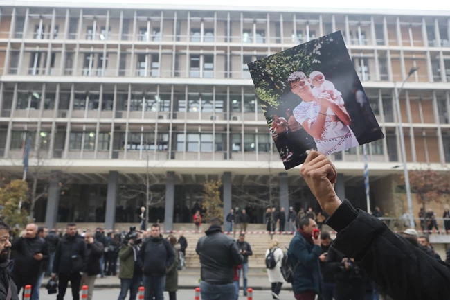 Με φωτογραφίες του 16χρονου αναρχικοί και Ρομά έξω από τα δικαστήρια, καίνε 20ευρα - Απολογείται ο αστυνομικός