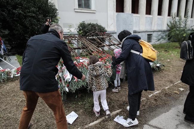 Επέτειος Πολυτεχνείου: Μαθητές αφήνουν ζωγραφιές και λουλούδια στο ιστορικό μνημείο