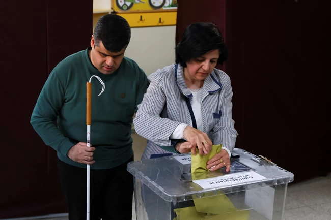 Εκλογές στην Τουρκία: Τους πάνε ακόμα και πάνω σε φορεία για να ψηφίσουν - Στις κάλπες πάνω από 60 εκατ. [Εικόνες]