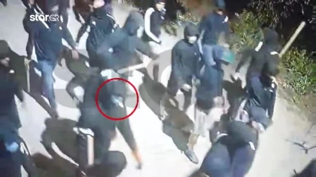 Αποκαλυπτικά βίντεο: Η διαδρομή των χούλιγκαν από τον Περισσό στο γήπεδο της ΑΕΚ - Μόλις 10 αστυνομικοί ακολουθούσαν από μακριά [Βίντεο]