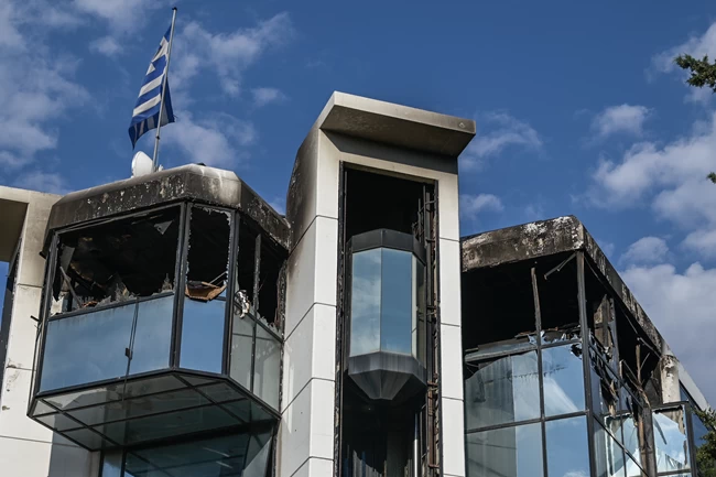 Real FM: Δύο οι δράστες της εμπρηστικής επίθεσης - Είχαν καλυμμένα χαρακτηριστικά με κουκούλες REAL