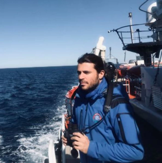 Ιάσωνας Αποστολόπουλος: Προκαλεί κατηγορώντας την Ελλάδα, υπό το βλέμμα του Κούλογλου, ότι πετάει πρόσφυγες στη θάλασσα