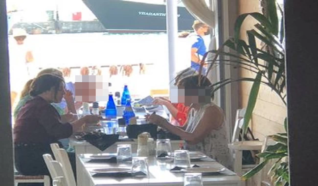 Μόνικα Μπελούτσι: Και φέτος για διακοπές στην Πάρο - Το γεύμα σε εστιατόριο της Νάουσας [εικόνες]