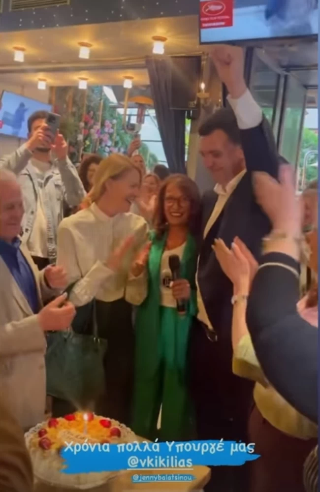 Τα προεκλογικά look της Μπαλατσινού: Το ψηλόμεσο παντελόνι με το ριγέ πουκάμισο, το θεϊκό φλοράλ σεμιζιέ και το μπλέιζερ