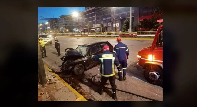 Σοβαρό τροχαίο στη Λεωφόρο Συγγρού - Χωρίς τις αισθήσεις του ανασύρθηκε ο οδηγός του ΙΧ [βίντεο]