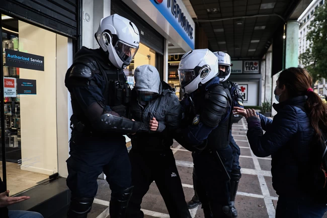 Συγκέντρωση για Κουφοντίνα: Επεισόδια με χημικά σε Προπύλαια και Σύνταγμα