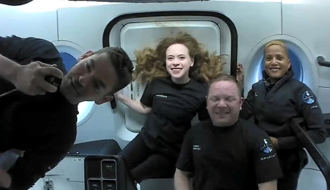 space X το πλήρωμα των τεσσάρων τουριστών του διαστήματο