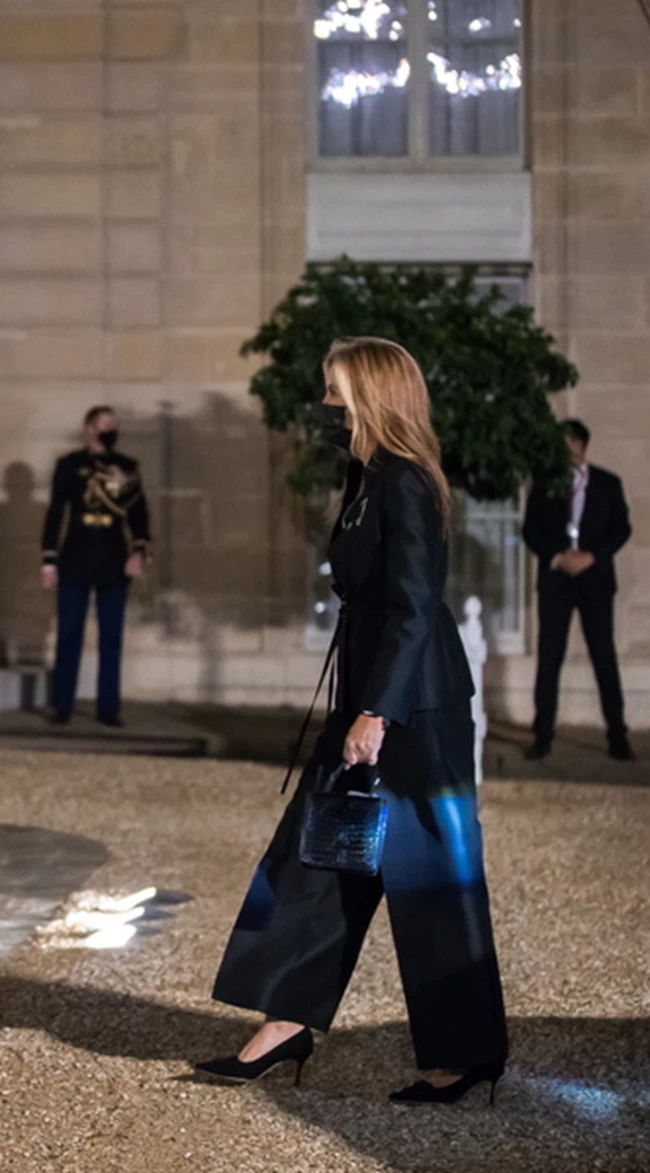 Μπριζίτ Μακρόν - Μαρέβα Μητσοτάκη: Η συνάντηση στο Παρίσι με μπλε ρουά και total black